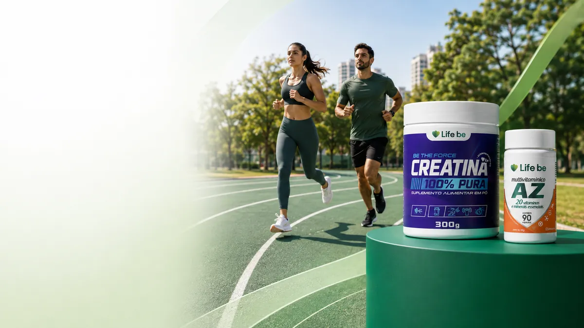 Casal correndo numa pista ao ar livre, com a Creatina e o Multivitamínico Life Be sobre um pedestal verde